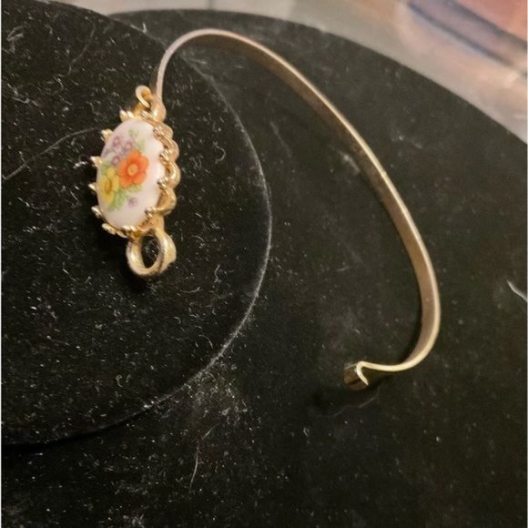 Vintage AVON flower bangle bracelet - Picture 2 of 4